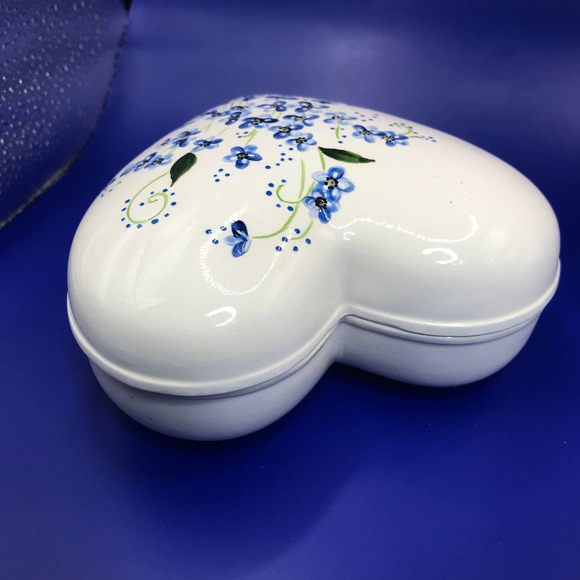Large Ceramic Heart Trinket Box w Field of Blue Flowers 5 1/4” x 5 1/4” Signed - Picture 4 of 12